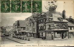 CPA Honfleur Vieilles Maisons du Quai de la Quarantaine Cafe de la Reunion Tabac