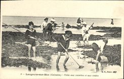 VINTAGE POSTCARD Langrune On Mer Fishes With Shrimps and the Crabs Children