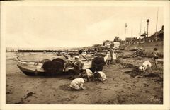 VINTAGE POSTCARD Lion sur Mer a sight of the beach Children