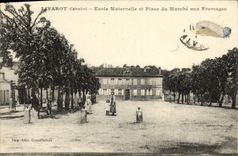 CPA Livarot Ecole Maternelle et Place du Marche aux Fromages