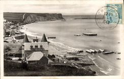 CPA Arromanches Les Bains Porte de la Liberation Vue generale du Port