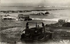 CPM Arromanches les Bains Le Port de la Liberation Emplacement de la Grande Cale Vue sur le Port