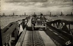 CPM Arromanches les Bains Port Winston Charchill Une des Jetees Au large les quais de debarquement Jeep