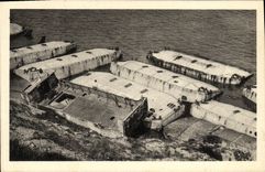 CPA Arromanches Petits Bateaux Flotteurs en Ciment Utilises Pour le Debarquement Militaria