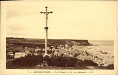 CPA Arromanches Le Calvaire et la Vue Generale