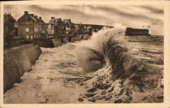 POSTAL Arromanches de la VENDIMIA les Bains el puerto del lanzamiento la presa por el mar pesado