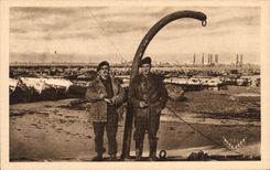 POSTAL Arromanches de la VENDIMIA les Bains el puerto del lanzamiento visto en el retiro portuario de Militaria