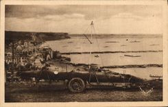 La POSTAL Arromanches de la VENDIMIA les Bains el puerto de la opinion del lanzamiento tomada del acantilado es Militaria