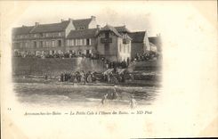 CPA Arromanches les Bains La Petite Cale a l Heure des Bains