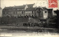 CPA Arromanches les Bains La Petite Cale a l Heure des Bains