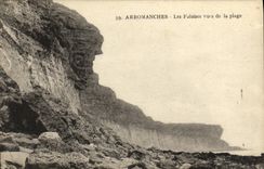 CPA Arromanches Les falaises vues de la plage