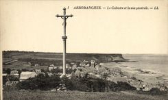 CPA Arromanches Le calvaire et la Vue Generale