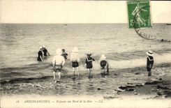 Ninos de Arromanches de la POSTAL de la VENDIMIA en la playa