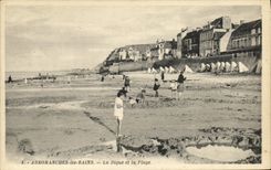 CPA Arromanches Les Bains La Digue et la Plage