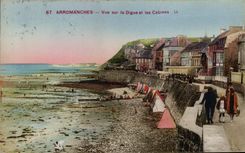 CPA Arromanches Vue Sur la Digue et les Cabines