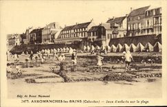 La POSTAL Arromanches de la VENDIMIA les Bains juega a ninos de D en la playa