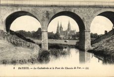 CPA Bayeux La Cathedrale et le Pont du Chemin de Fer