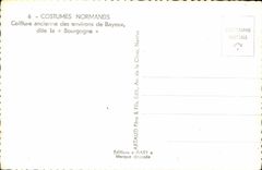 El normando de la POSTAL de la VENDIMIA viste el viejo peinado de los alrededores de los casquillos del traje del folklore de Bayeux