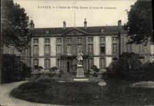 CPA Bayeux L Hotel de Ville Statue d Arche de Caumont
