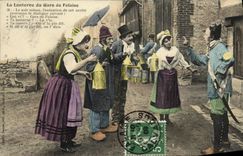 CPA La Lanterne du Gars de Falaise Folklore Costume