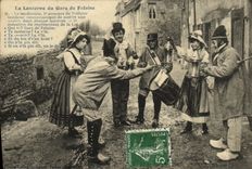 CPA La Lanterne du Gars de Falaise Folklore Costume