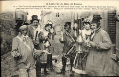CPA La Lanterne du Gars de Falaise Folklore Costume