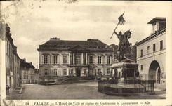 CPA Falaise L Hotel de Ville et statue de Guillaume le Conquerant