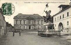 CPA Falaise L Hotel de Ville et Statue de Guillaume le Conquerant