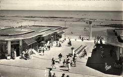 POSTAL MODERNA Lucas en pendiente del mar con la playa y L registran