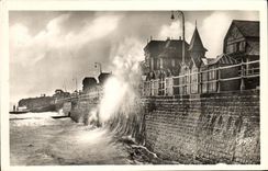 CPM Luc Sur Mer Effet de Vague Sur La Digue