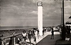 CPM Luc Sur Mer La digue et l horloge
