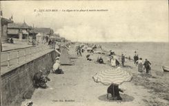 La POSTAL Lucas de la VENDIMIA en el mar la presa y la playa tiene creciente oleada