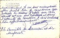 POSTAL MODERNA Lucas en el mar juega en la bola del voleibol de la bola del voleibol de la playa