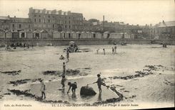 La POSTAL Lucas de la VENDIMIA en Mer la playa tiene ninos de la marea baja