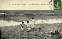 POSTAL Lucas de la VENDIMIA en mujer y ninos del mar