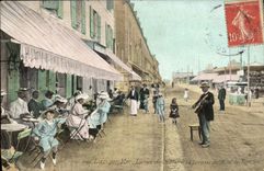 CPA Luc Sur Mer la rue de la mer et la terrasse de l hotel des familles 