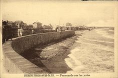 CPA Bernieres Promenade sur les jetees
