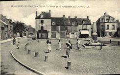 CPA Bernieres Sur Mer La Place et le Monument aux Morts Militaria