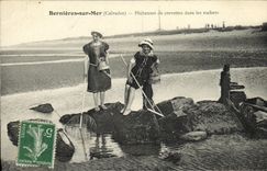 VINTAGE POSTCARD Bernieres On shrimp Sea Sinning in the Rocks