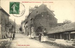CPA Beaumont en Auge Rue de la Fontaine Femme Enfants