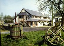 CPM Dans un carde de Vendure Hostellerie du Moulin du Pre Bavent