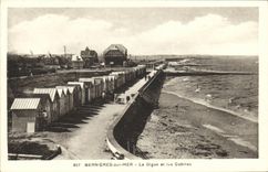 CPA Bernieres sur Mer La digue et les cabines