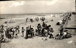 MODERN CARD Bernieres on Sea the Beach children