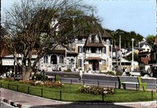 CPM Blonville sur Mer L Hotel de Ville et les Jardins