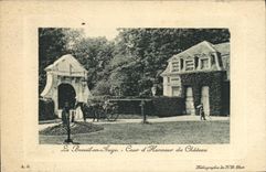 VINTAGE POSTCARD Breuil out of Trough Court D Honor of the Castle Barouche Horse