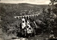 CPM Viaduc et rochers de Parcs a Clecy Cauchoises en visite en Suise Normande Biaudes et Coeffes GRoupe de Pont D Ouilly