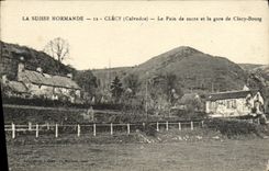 CPA La Suisse Normande Clecy Le Pain de sucre et la gare de Clecy Bourg