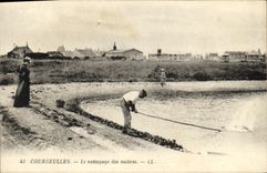 VINTAGE POSTCARD Courseulles the Cleaning of oysters