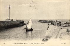 CPA Courseulles Les Jetees et le calvaire Bateau