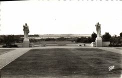 MODERN CARD Colleville St Laurent Statues of the American cemetery Militaria